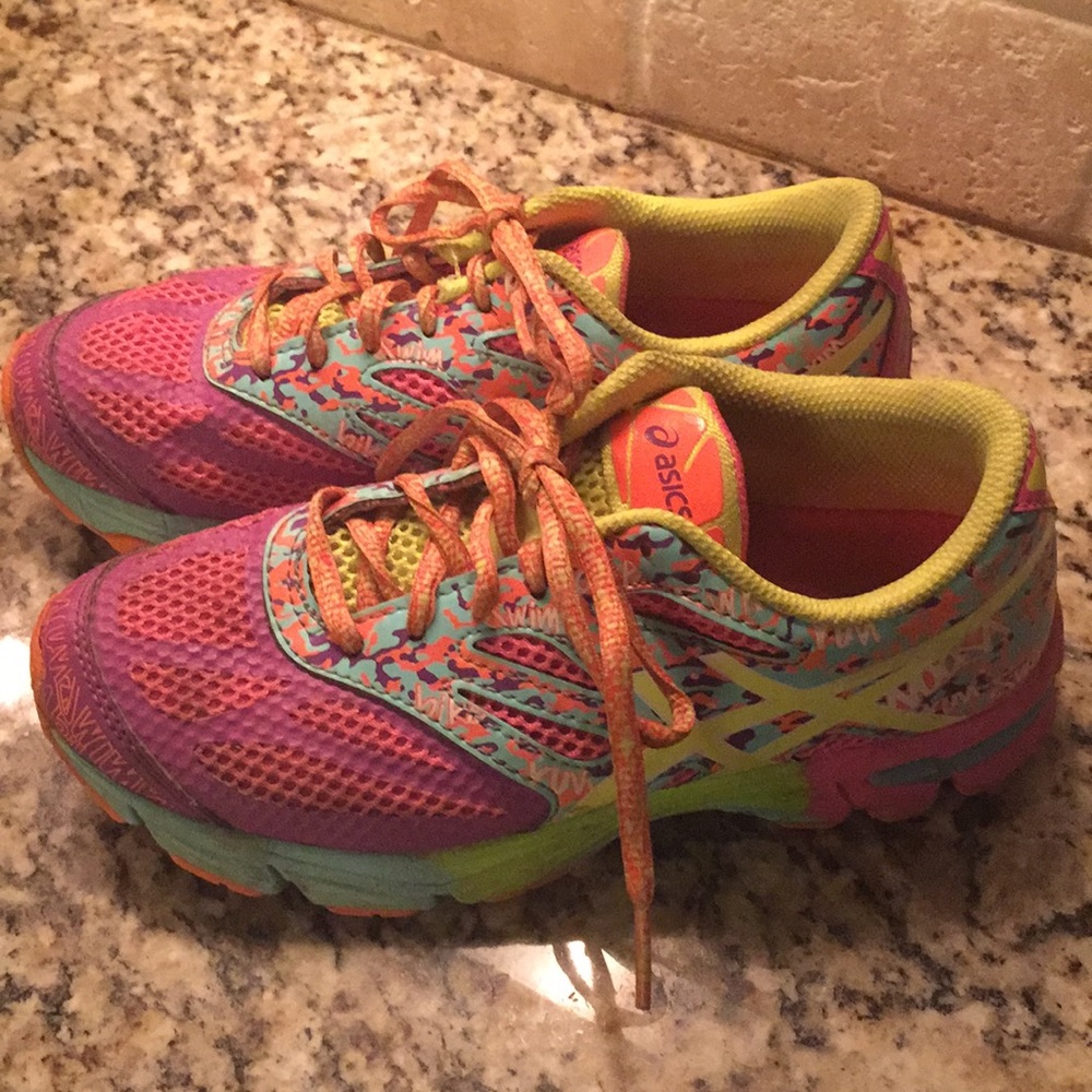 Girls Asics shoes size 2.5 great condition